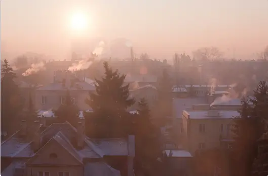 Smog w dzielnicy mieszkalnej Warszawy